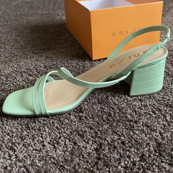 NWT Unisa Snake Skin Pastel Green Block Heel Sandal - Picture 3 of 5